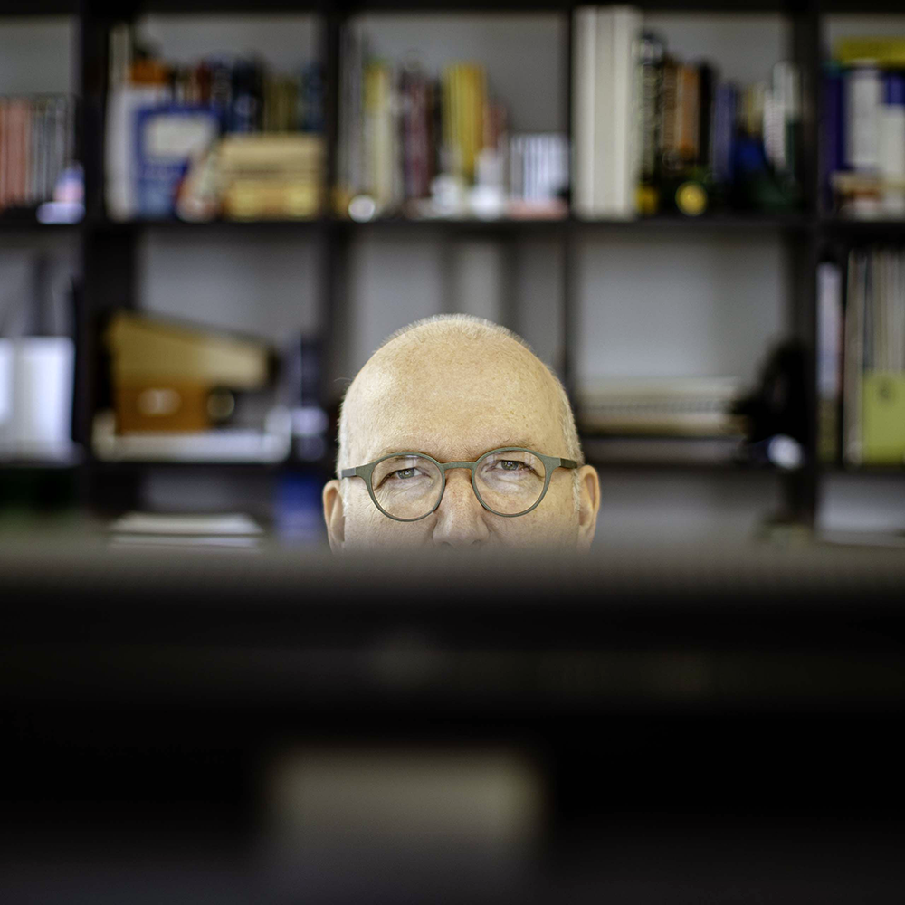 DI Ernst Stöttinger sitting behind a computer Display